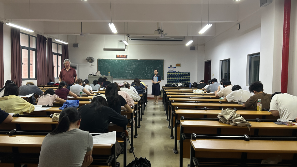 【院系动态】文学院领导深入考场巡考 严抓考风考纪